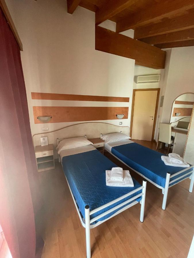 Vittoria Rooms Peschiera Peschiera del Garda Luaran gambar